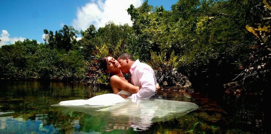 Floating the dress  - Wedding Photography in Jamaica 